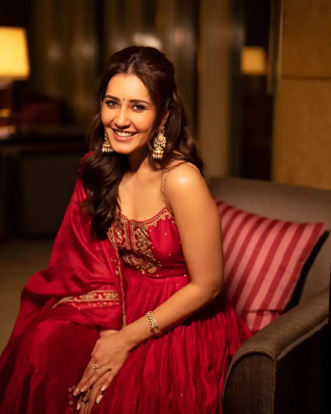 RAASHI KHANNA MESMERIZING LOOKS IN BEAUTIFUL RED GOWN 1